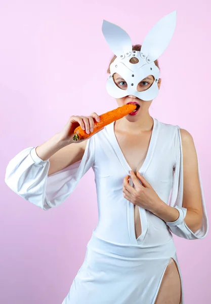 Conejo lindo conejo comer zanahoria. Zanahoria de Pascua. Sonríe pascua. Vestido de conejo de Pascua . —  Fotos de Stock