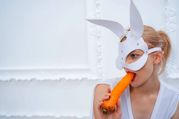 El conejo come zanahoria. Feliz huevo de Pascua. Una pascua graciosa. Vestido de conejo de Pascua . — Foto de Stock