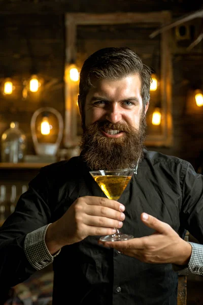 Atraktivní muž se sklenkou martini v jeho rukou. Závislost na alkoholu. — Stock fotografie