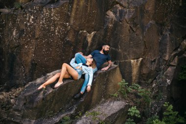 Tüm endişeleri geride. Seksi kadın ve doğal peyzaj üzerinde sakallı adam. Çift aşk ve romantizm keyfini çıkarın. İki yaz tatilde aşık. Tatil gezisinde şehvetli çift