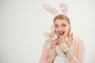 Yumurta avı. Geleneksel gıda olarak Paskalya yumurtaları. Mutlu paskalyalar. Bahar tatili. Tavşan oyuncaklı kız. Tavşan tavşan ı kulaklı kadın. oyuncak ile tavşan kulakları mutlu kadın. kopya alanı. Paskalya Tavşanları