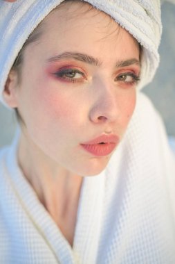 Onun şampuan sihir gibi çalışır. Banyo alışkanlık. Güzel kadın giyim banyo havlusu kafasına. Spa banyo cilt bakımı süpermodel. Genç kadın elbisesi banyo içinde. Spa'da Cilt Bakımı. Güzellik kız. Güzellik rutin ve hijyen