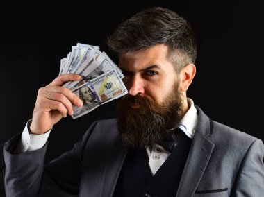 Zengin ve kendinden emin. Doları banknot sakallı adam. Başarılı bir iş adamı tutun nakit para. Formal giyim sakallı zengin adam. İş ve Finans. Para kazanmak. Bir iş büyüyen