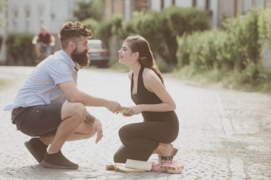 Birbirimize aitiz. Sakallı adam ve sevimli kadın sokağa aşık. Yardım ve güzel kıza baktığını hippi. Kaç gün yaz aşık. Romantik tarih ve dating. İlk görüşte aşk