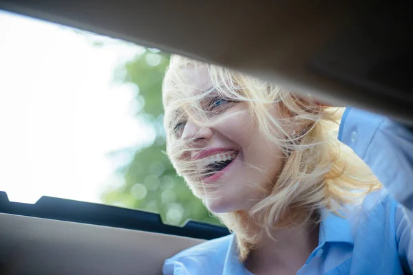 Felicidade em movimento. Viaje por transporte rodoviário. Mulher bonita viajar de carro de transporte. Mulher sexy desfrutar de viagem. Viagem ecológica e sustentável. Eco condução é um estilo de condução ecológica — Fotografia de Stock