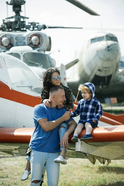 Bude vysoká. Cestování letadlem. Rodinná dovolená. Rodinný pár s boy kluk na dovolené výlet. Matka a otec se synem na vrtulník. Vrtulník tour a cestování. Cestování letadlem. Se těší cestování zábava — Stock fotografie