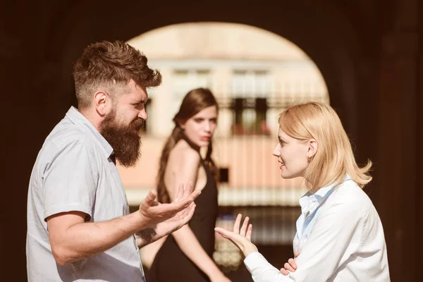 Ik vertrouw je niet. Jaloerse vrouw ontrouwe man de schuld te geven voor het feit dat minnaar. Familie conflict. Liefde driehoek. Conflict in romantische relatie waarbij drie mensen. Romaanse driehoek en overspel — Stockfoto