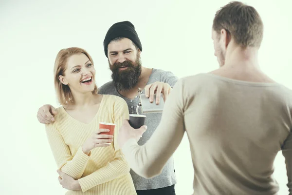 Mantenham a calma e continuem a festa. Festa de amigos. Amigos a beber álcool. Os melhores amigos celebram com bebidas alcoólicas. Mulher bonita e homens gostam de beber festa. Vício em álcool e hábitos de beber — Fotografia de Stock