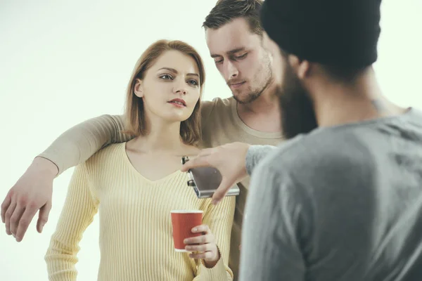 Um brinde ao amor. Mulher bonita e homens gostam de beber festa. Amigos a beber álcool. Festa de amigos. Dependência de álcool e hábitos de beber. Melhores amigos celebram com bebidas alcoólicas — Fotografia de Stock