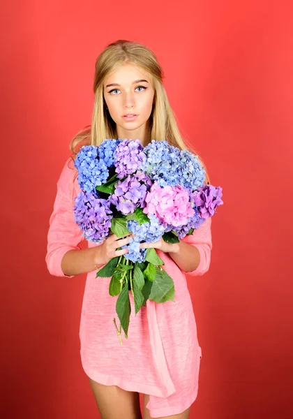 Ortanca çiçekleri olan bahar kadını. yaz makyajlı kız. Yaz güzelliği. Kadının moda portresi. Sağlıklı saç ve cilt. Makyaj kozmetik ve cilt bakımı. Yaz modası