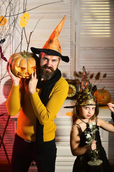 Bambina Padre Fanno Giochi Spaventosi Halloween Ragazzina Padre Con Zucca — Foto Stock