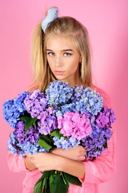 Kadın moda portre. Sağlıklı saç ve cilt. Yaz güzellik. Ortanca çiçek bahar kadınla. Makyaj kozmetik ve cilt bakımı. yaz makyaj kız. En iyi yaz tatilim hiç bu