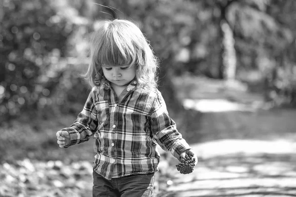 Kleiner Junge im Freien — Stockfoto