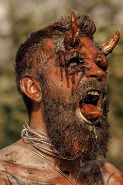 Cadılar Bayramı şeytan kafa kanlı boynuzları ile