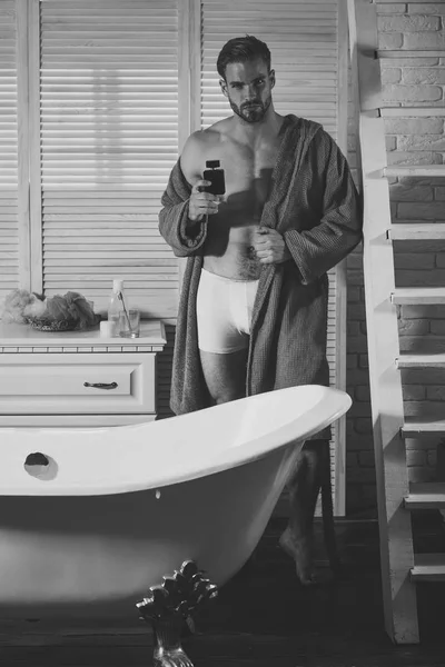 下着やお風呂でバスローブで筋肉胴とマッチョ — ストック写真