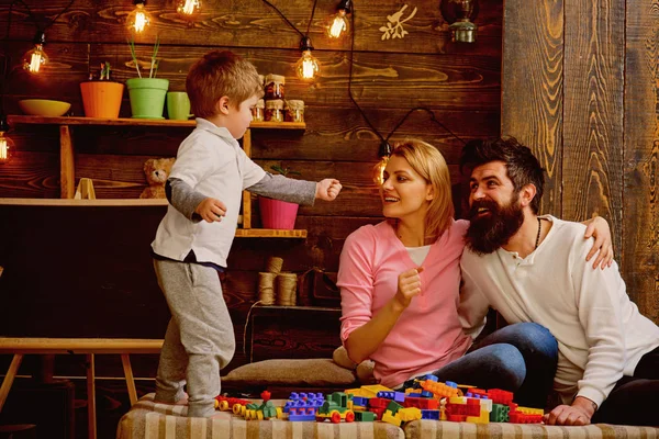 Koncepcja dziecko. Rozwój dziecka. Dziecko gry z cegły zabawki. Małe dziecko z matką i ojcem budować struktury z kolorowe bloki — Zdjęcie stockowe