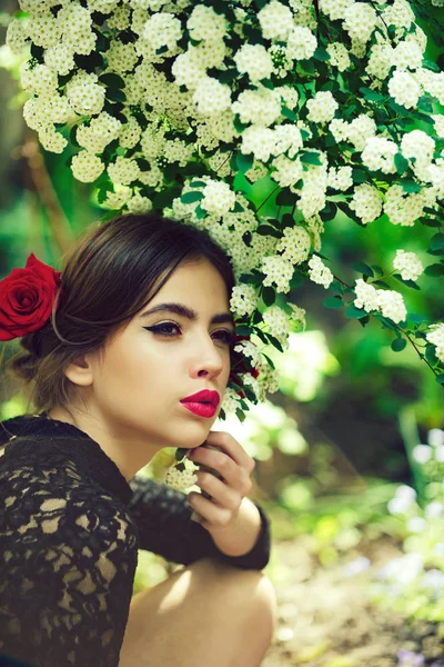Красива дівчина з модним іспанським макіяжем, трояндовою квіткою у волоссі — стокове фото