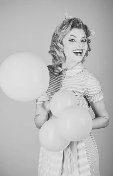 Pin up mujer en globos, cumpleaños — Foto de Stock