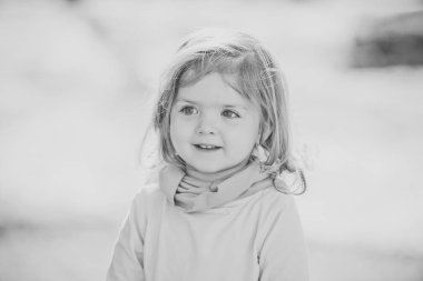 Doğal zemin üzerine çok güzel yüzünde gülümseme ile kız