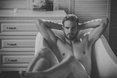 Banyoda küvet içinde sakallı