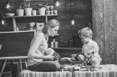 Annelik kavramı. Evde Oluşturucu ile aile oynamak. Anne ve çocuk Oluşturucu, plastik tuğla ayrıntıları ile oynamak. Kreş kara tahta arka plan ile. Anne ve oğlu Oluşturucu ile oynamak.