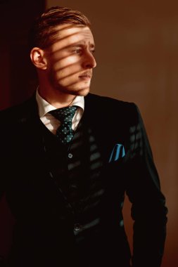 Stil kavramı. Şık tarzda giyinmiş genç adam. Resmi stil ve moda. Adam kendini tarzıdır