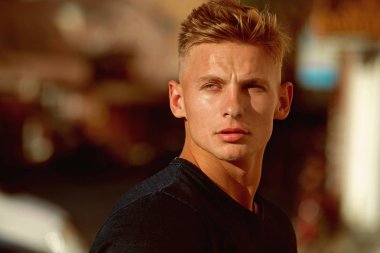 Bu da onu en iyi tshirt kas bak. Sağlıklı adam açık atletik. Yakışıklı adam rahat moda giysiler giymek. Kaslı bir modeldir. Moda saç kesimi ile yakışıklı adam