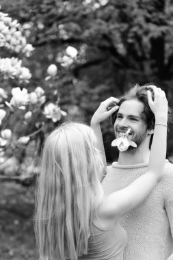 bahar bahçe çiçek açan Manolya, aşık Romantik Çift