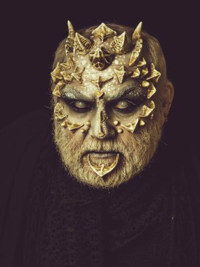 Diş siyah arka plan üzerine barikat iblis.