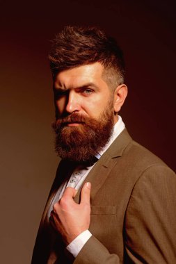 Takip iş Trendler eğilimleri moda değil. İş aşınmaya uzun sakallı adam. Kuaför dükkanı sakallı adam. Her zamanki gibi iş. Erkek moda. Ive aynı kuaföre gidiyor