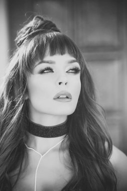 Moda model güneşli günde poz