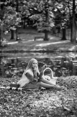 Piknik üzerinde güzel kız