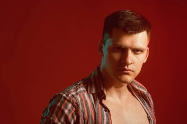 Şık saçlı yakışıklı adam. Açık gömlek show seksi maço göğüs uygun. Adam ciddi bir yüz göz ile. Stil ve moda kavramı, kopya alanı