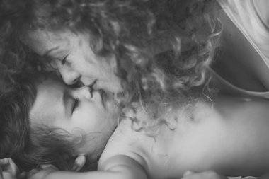 uyuyan bebek ile anne