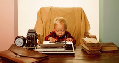 Küçük çocuk masasında retro daktilo kağıda typewrite. Çocuk typewrite vintage makine anahtarları