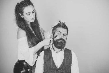 adam içki viski, uzun kıvırcık saçlı seksi kadın.