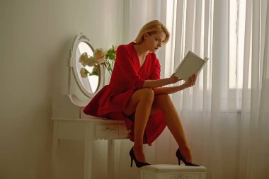 günlük okuma. kadın yatak odasında günlüğünü okuma. kadın okuma günlüğü ve o anılar için bağlı. Evde okuma günlüğü. Genç ve akıllı.