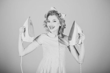 Pinup kadın tutun demir, retro tarzı, hizmetçi.