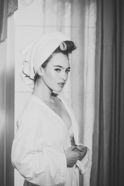 Çıplak göğüs kafa havluya kızla.