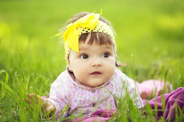 Cute baby girl on green grass — Stock Photo, Image