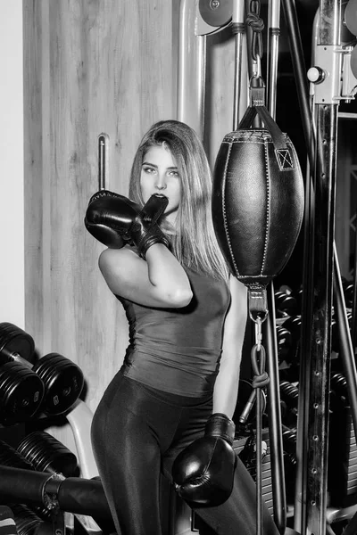 Docela sexy girl boxer školení — Stock fotografie