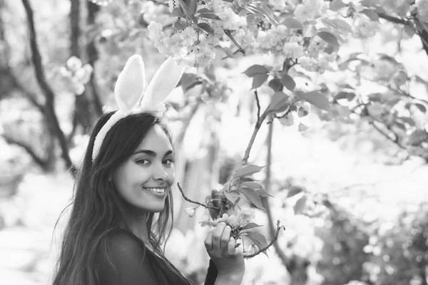 満開のさくらの花と木を笑顔の女性 — ストック写真