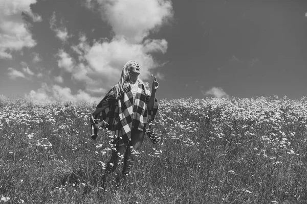 Foto de mujer rubia bonita en el campo de manzanilla — Foto de Stock