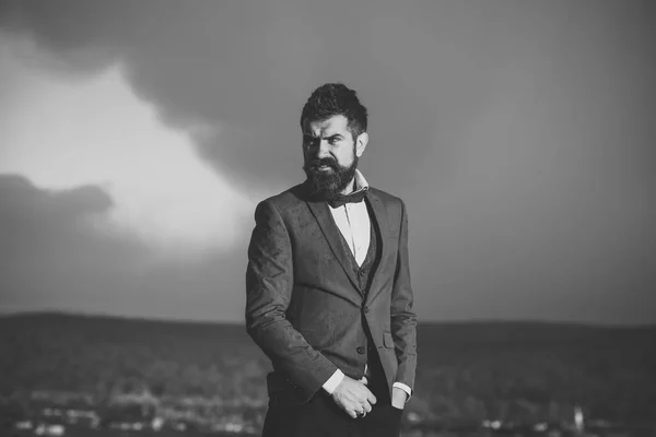 Hipster com aparência elegante na frente do céu dramático, horizonte . — Fotografia de Stock