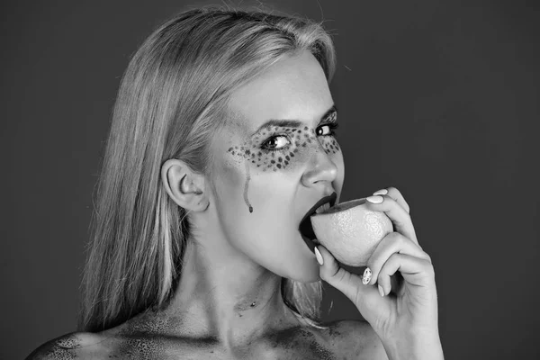 Kobieta z kreatywnych makijaż modny zgryz cytryny, witamina — Zdjęcie stockowe