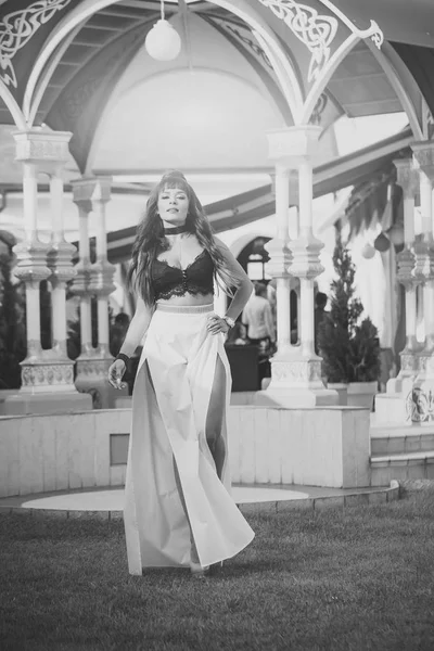 Güneşli uzun esmer saç kızla