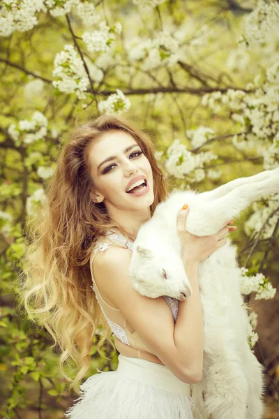 Fille souriante avec petite chèvre — Photo