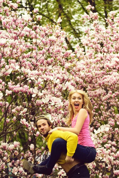 Homme et femme, couple amoureux au printemps magnolia fleurs — Photo