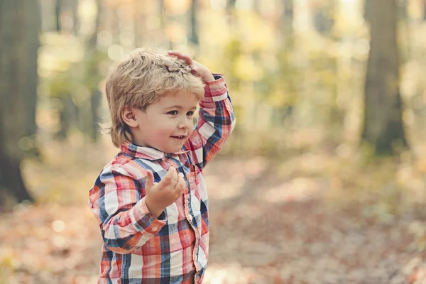 Детский портрет улыбается. Портрет ребенка. Забавный маленький мальчик на природе. Милый молодой счастливый мальчик с улыбкой. Счастливого счастливого прекрасного мальчика. Симпатичный малыш в рубашке — стоковое фото