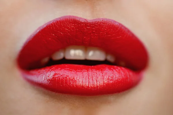 PIN een glimlach op het gezicht. Siliconen tandheelkundige bretels. Sexy lippen van sexi vrouw. Sexy glimlach. Siliconen injectie voor de lippen. Tandheelkundige zorg. Botox behandeling. Botox en filler. Make-up is een accessoire aan mode — Stockfoto